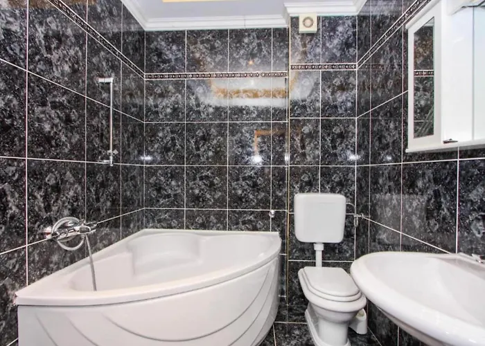 Peaceful With Style - Two Bedroom Bedroom Apartment *