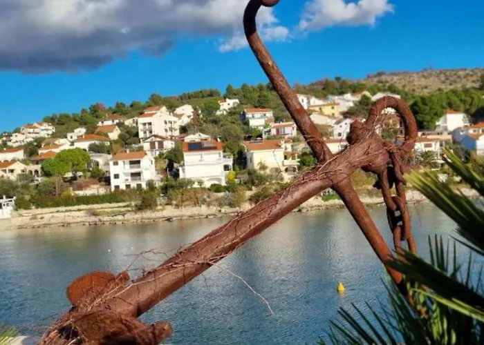 Peaceful With Style - Two Bedroom Bedroom Apartment *