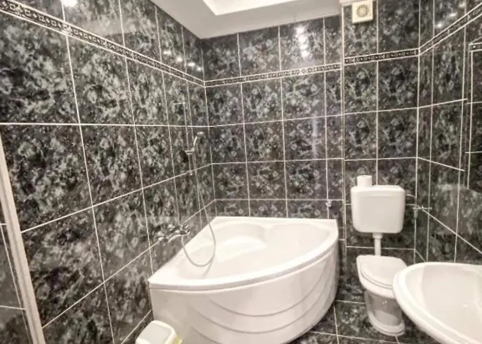 Peaceful With Style - Two Bedroom Bedroom Apartment *