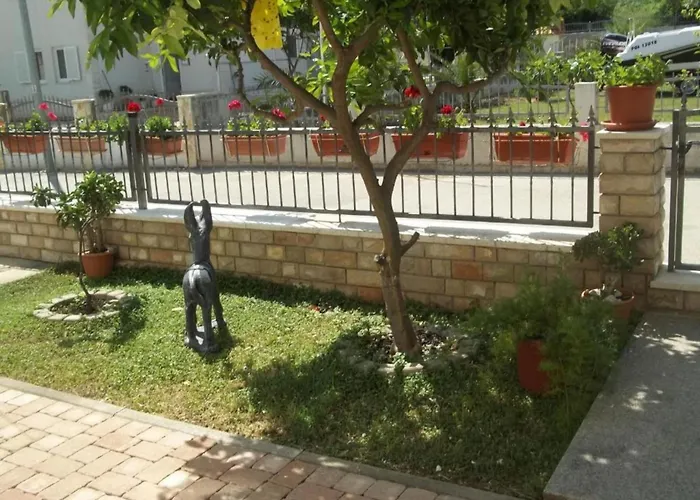 Peaceful With Style - Two Bedroom Bedroom Apartment *