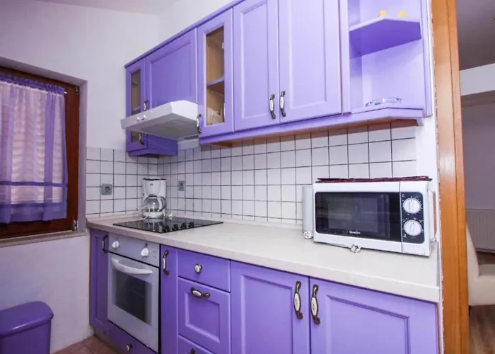 Peaceful With Style - Two Bedroom Bedroom Apartment *