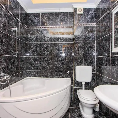 Peaceful With Style - Two Bedroom Bedroom Appartement *