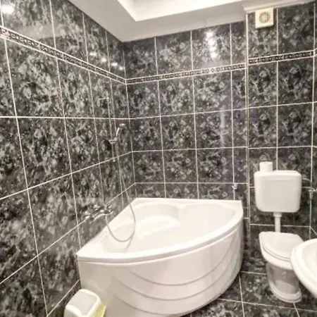 Peaceful With Style - Two Bedroom Bedroom Appartement *