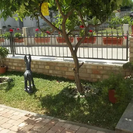 Peaceful With Style - Two Bedroom Bedroom Appartement *